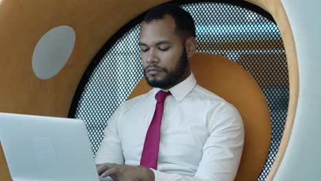 Concentrated-businessman-using-laptop
